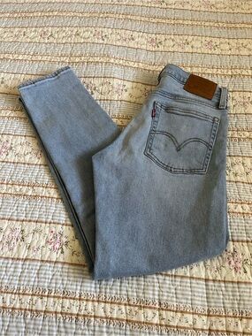 LEVI’S BUTTON FLY JEANS